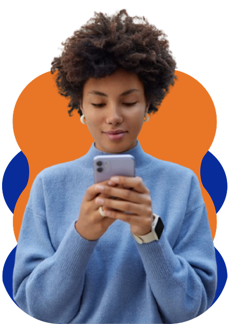 Foto de uma mulher mexendo no celular usando a internet do chip da UAI+